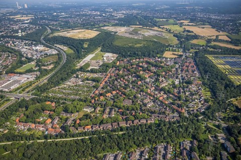 Aerial view, church Polska Misja Katolicka, community primary school, allotment garden association