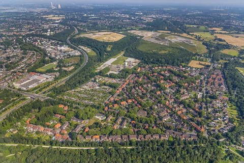 Aerial view, church Polska Misja Katolicka, community primary school, allotment garden association