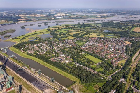 Aerial view, flood river Rhine, flooding Rheinaue Walsum, Nordhafen Walsum, Alt-Walsum, Duisburg,