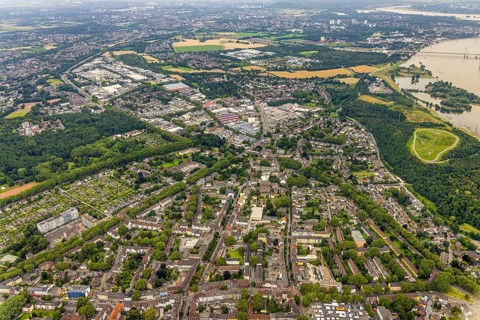 Aerial view, district Rheinhausen and Hochemmerich, commercial area Hochstraße am Volkspark,
