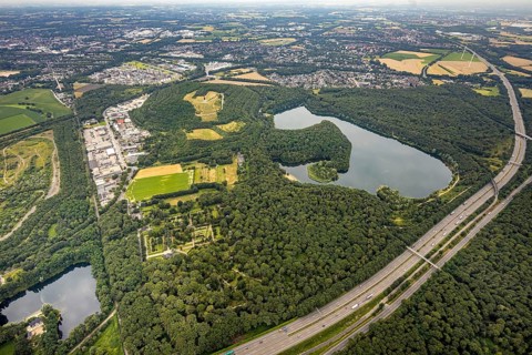 Aerial view, forest lake and slagheap Rheinpreussen, industrial area Gutenbergstraße, cemetery