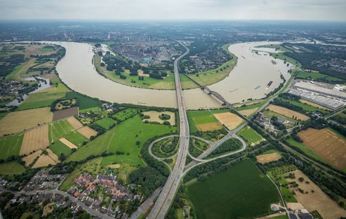 Aerial view, flood river Rhine, motorway A42 Beeckerwerther Brücke and Haus-Knipp-Eisenbahnbrücke