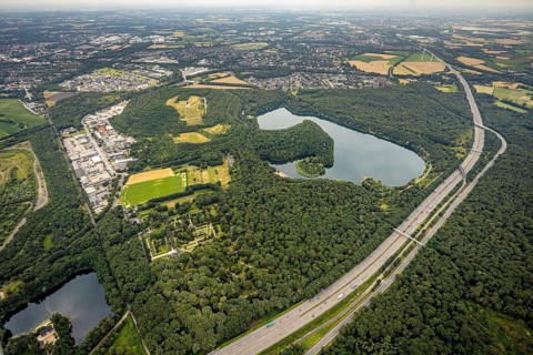 Aerial view, forest lake and slagheap Rheinpreussen, industrial area Gutenbergstraße, cemetery