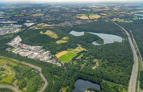 Aerial view, forest lake and slagheap Rheinpreussen, industrial area Gutenbergstraße, cemetery