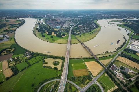 Aerial view, flood river Rhine, motorway A42 Beeckerwerther Brücke and Haus-Knipp-Eisenbahnbrücke