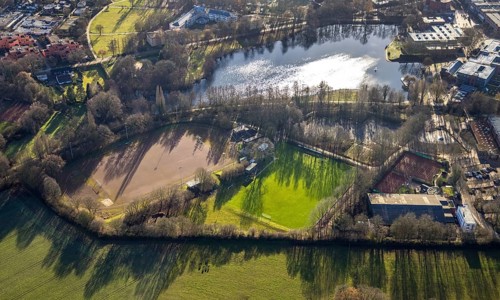 Aerial view of Barkenbergsee with sports field of SuS Grün Weiß Barkenberg and Tennis Park Wulfen