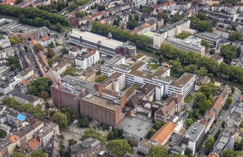 Aerial view, Kreuzviertel and municipal clinics in the district Dorstfelder Brücke in Dortmund,