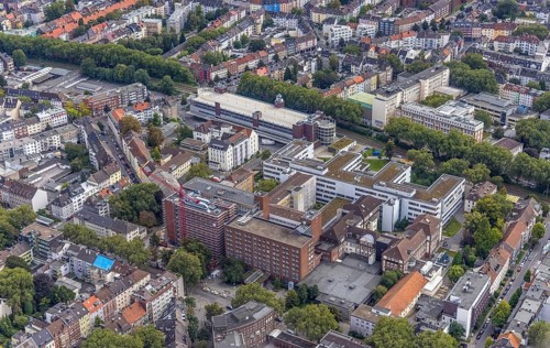 Aerial view, Kreuzviertel and municipal clinics in the district Dorstfelder Brücke in Dortmund,