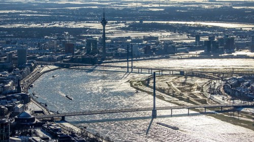 Aerial view, river Rhine with Oberkasseler Brücke, Rheinkniebrücke and Rheinturm, Altstadt,