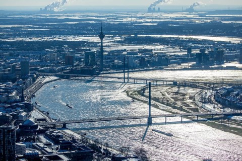 Aerial view, river Rhine with Oberkasseler Brücke, Rheinkniebrücke and Rheinturm, Altstadt,