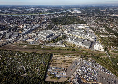 Aerial view, Mercedes Benz plant Daimler AG in the district Derendorf in Düsseldorf, Rhineland,