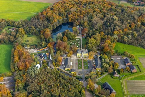 Aerial view, amusement park Schloss Beck with fairground rides in the district Kirchhellen-Nord-Ost