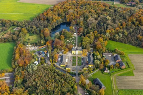 Aerial view, amusement park Schloss Beck with fairground rides in the district Kirchhellen-Nord-Ost