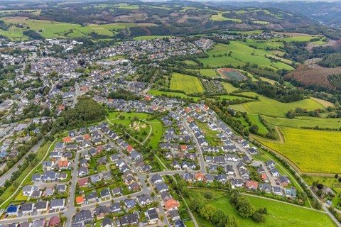 Aerial view, housing estate with playground on Frankfurter Straße in Breckerfeld, Sauerland, North
