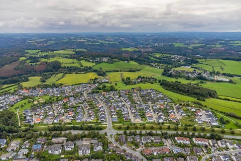 Aerial view, housing estate with playground on Frankfurter Straße in Breckerfeld, Sauerland, North