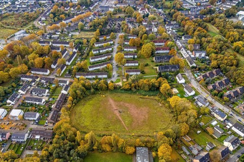 Aerial view, housing estate Leibnizstraße and former sports field at the Körnerschule