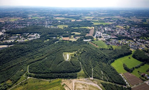 Aerial view, Großes Holz spoil tip with Adener Höhe and light column in Weddinghofen, Bergkamen,