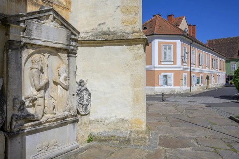 Gravestone with a relief of an armoured knight for Achatz von Maghnitz 1526, Catholic parish church