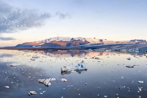 Icebergs in glacier lagoon, Vatnajökull glacier, Vatnajökull National Park, South Iceland, Iceland