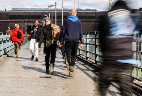People walking across a bridge at Warschauer Straße station, Berlin, 02 October 2025, Berlin,