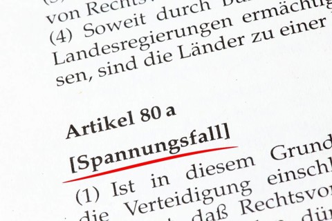 Case of tension Symbolic image: close-up of Article 80a in the German Basic Law