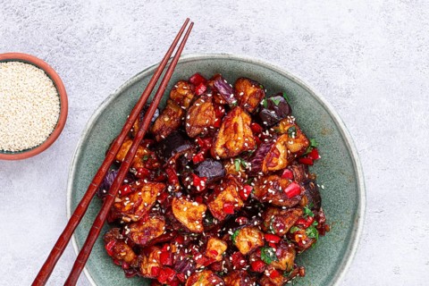 Fried eggplant, Chinese style, in sweet and sour sauce, with pepper and sesame seeds, in a green