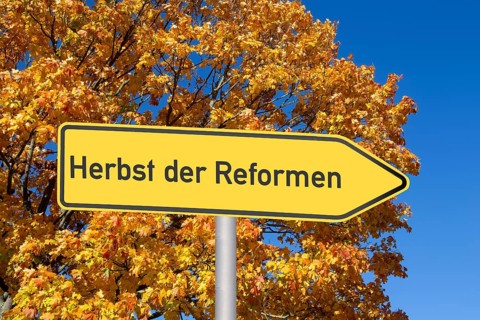 (Photomontage) Directional arrow with the inscription HERBST DER REFORMEN in front of an