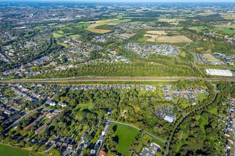 Aerial view, residential area Am Heimshof, railway line and forest area, new construction