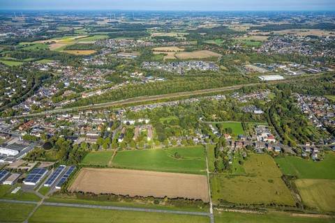 Aerial view, residential area Am Heimshof, housing estate Sachsenring, railway line, district