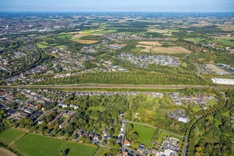 Aerial view, residential area Am Heimshof, railway line and forest area, new construction