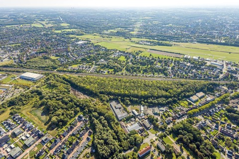 Aerial view, residential area Am Heimshof, railway line and forest area, district Heessen, Hamm,