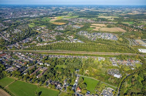 Aerial view, residential area Am Heimshof, railway line and forest area, new construction