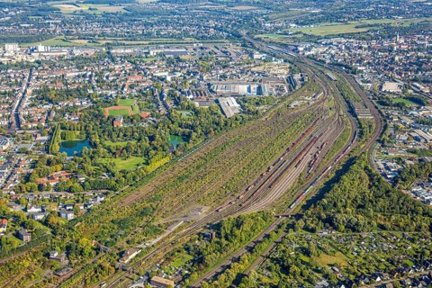Aerial view, Hamm marshalling yard, Friedrich-Ebert-Park with lake, Elisabeth-Lüders-Berufskolleg