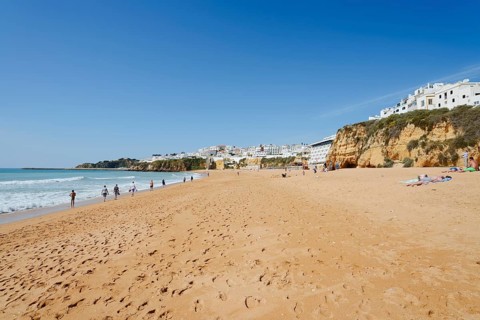 Praia do Tunel beach and view of the town, Albufeira, Algarve, Portugal
