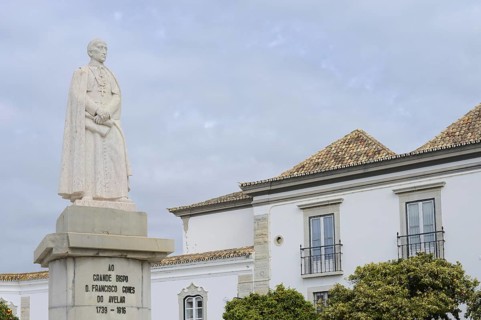 Statue of Bishop Dom Francisco Gomes do Avelar, Largo de Se, Faro, Algarve, Portugal