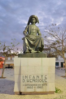 Monument to Henry the Navigator at dusk, Praca Infante Dom Henrique, Lagos, Algarve, Portugal