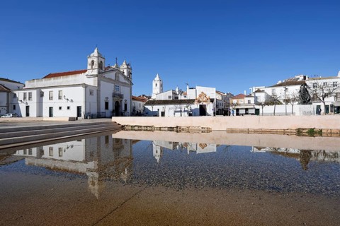 Church Igreja de Santa Maria ou da Misericordia and monument to Henry the Navigator, Praca Infante