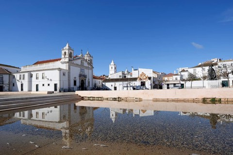 Church Igreja de Santa Maria ou da Misericordia and monument to Henry the Navigator, Praca Infante