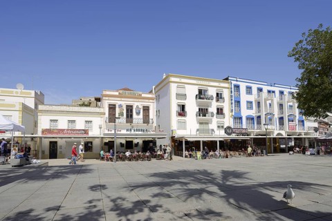 Restaurants and pavement cafés in Largo Engenheiro Duarte Pacheco square, Albufeira, Algarve,