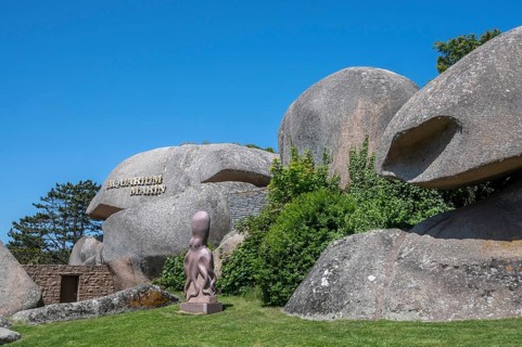 The Marin n Tregastel aquarium is spectacularly embedded in the chaos of the pink granite rocks of