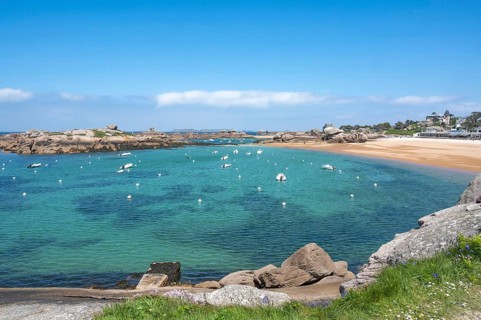 View from the GR 34 coastal hiking trail of the extensive sandy beach of the Plage de la Greve Rose