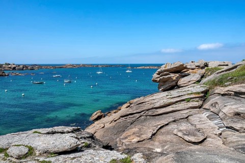 View from the GR 34 coastal hiking trail of the extensive sandy beach of the Plage de la Greve