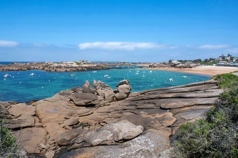View from the GR 34 coastal hiking trail of the extensive sandy beach of the Plage de la Greve Rose