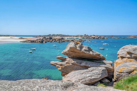 View from the GR 34 coastal hiking trail of the extensive sandy beach of the Plage de la Greve