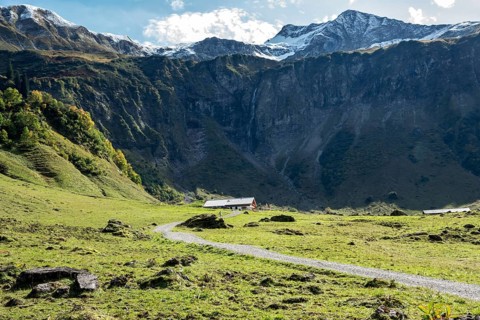 Oytal valley head, behind Käser Alpe and Berg Rauheck, Oytal, near Oberstdorf, Oberallgäu, Allgäu,