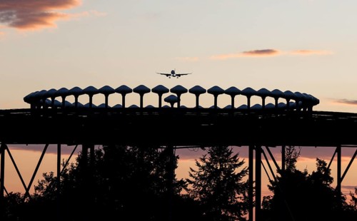 Landing of an aircraft at BER Berlin Brandenburg Willy Brandt Airport, Wullenweber antenna for