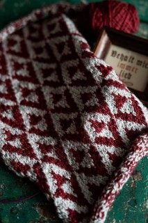 Knitted piece with ball of wool and framed picture with the lettering Behalt ich immer lieb