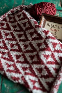 Knitted piece with ball of wool and framed picture with the lettering Behalt ich immer lieb