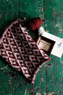 Knitted piece with ball of wool and framed picture with the lettering Behalt ich immer lieb