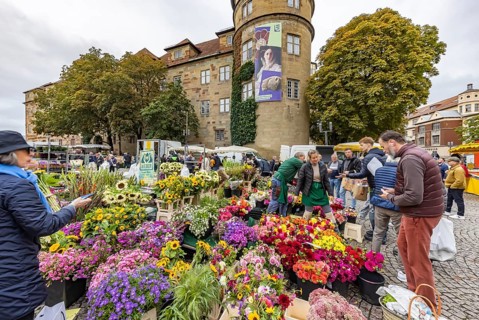 Weekly market in the city centre of Stuttgart. Schillerplatz. Stuttgart, Baden-Württemberg, Germany